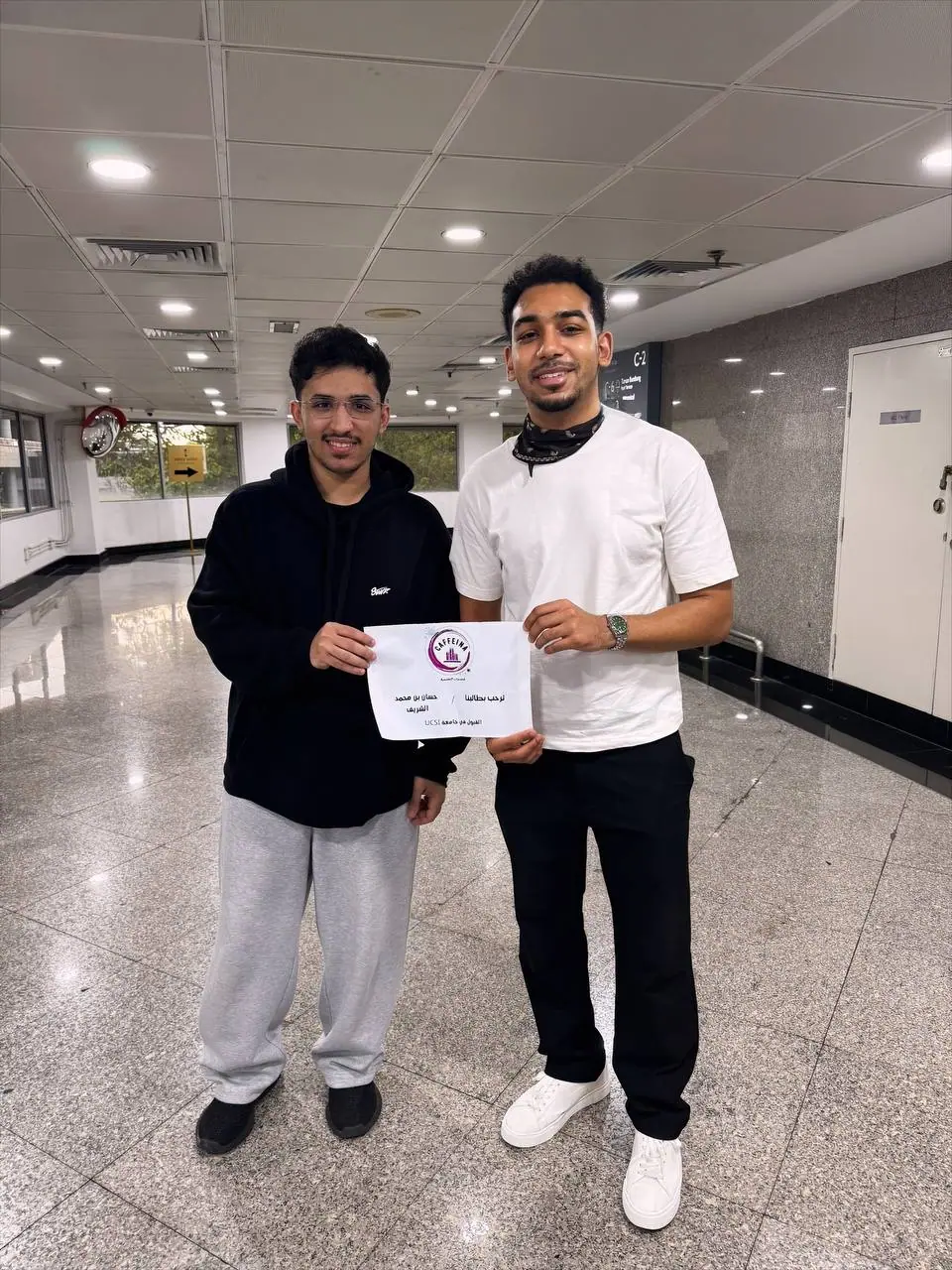طلاب مع فريق سفر إيز في المطار